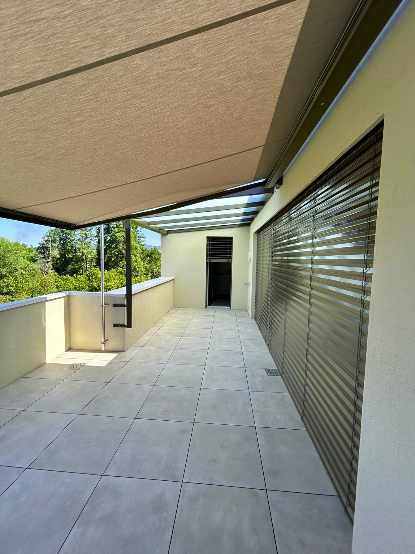 Terrasse mit Sonnenstoren