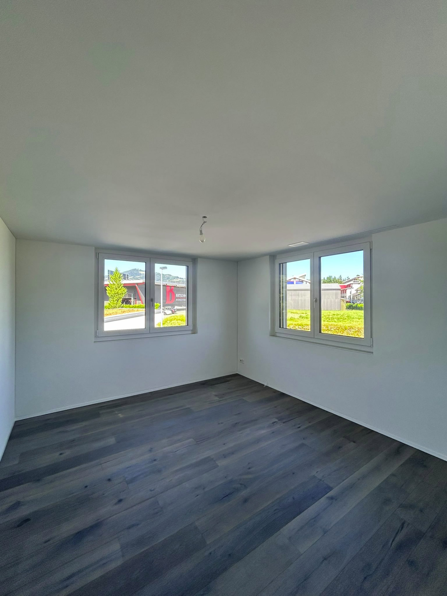 Zimmer mit Parkettboden