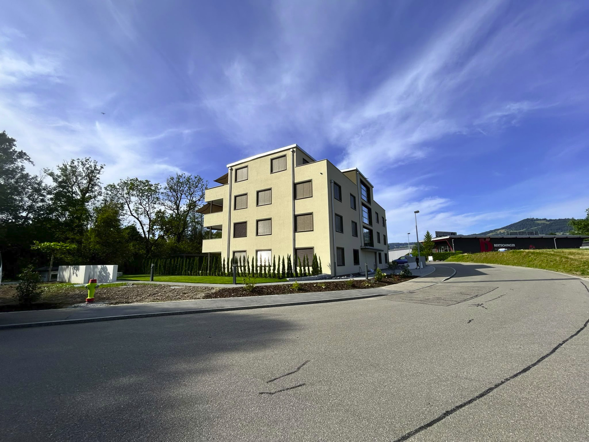Gesamtansicht von der Strasse