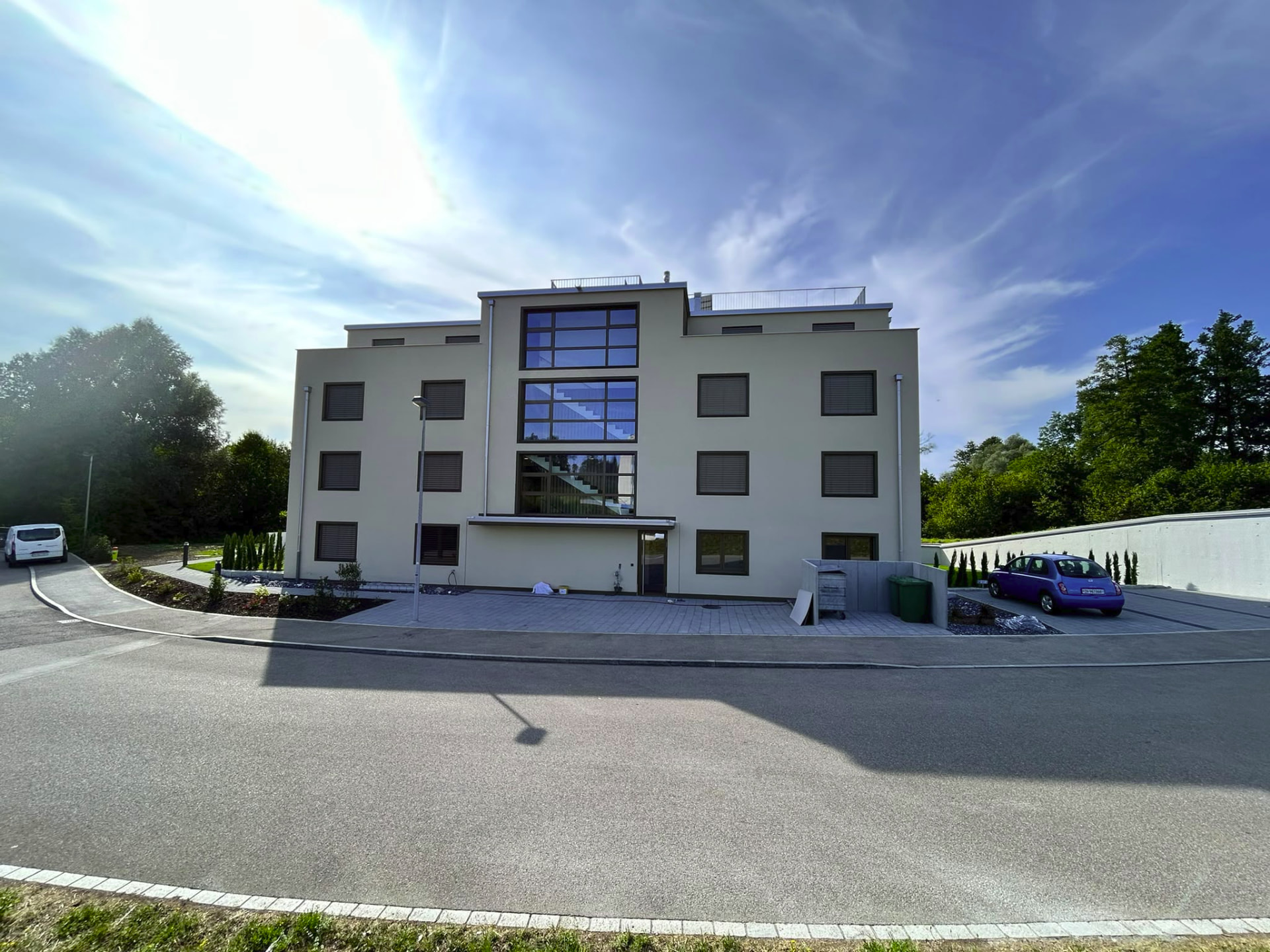 Eingangsfassade mit Treppenhausfenster