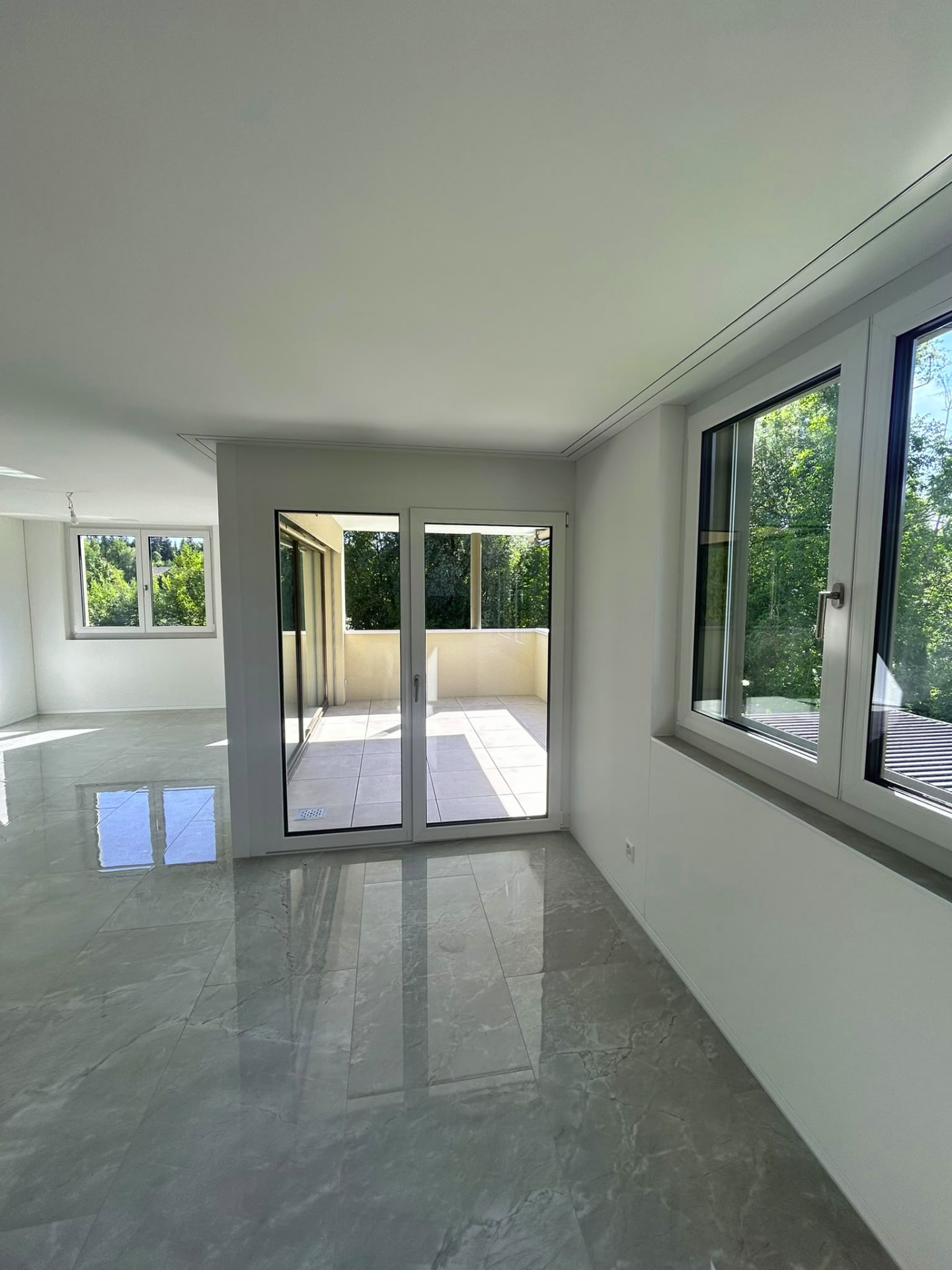 Heller Wohnraum mit Fensterfront
