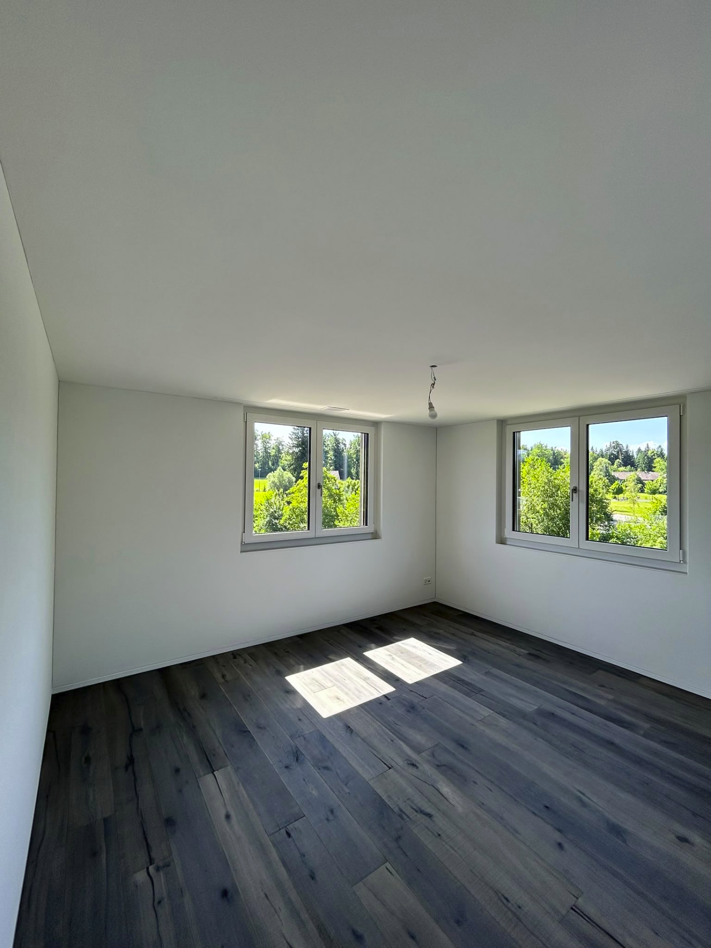Heller Wohnraum mit Eckfenstern