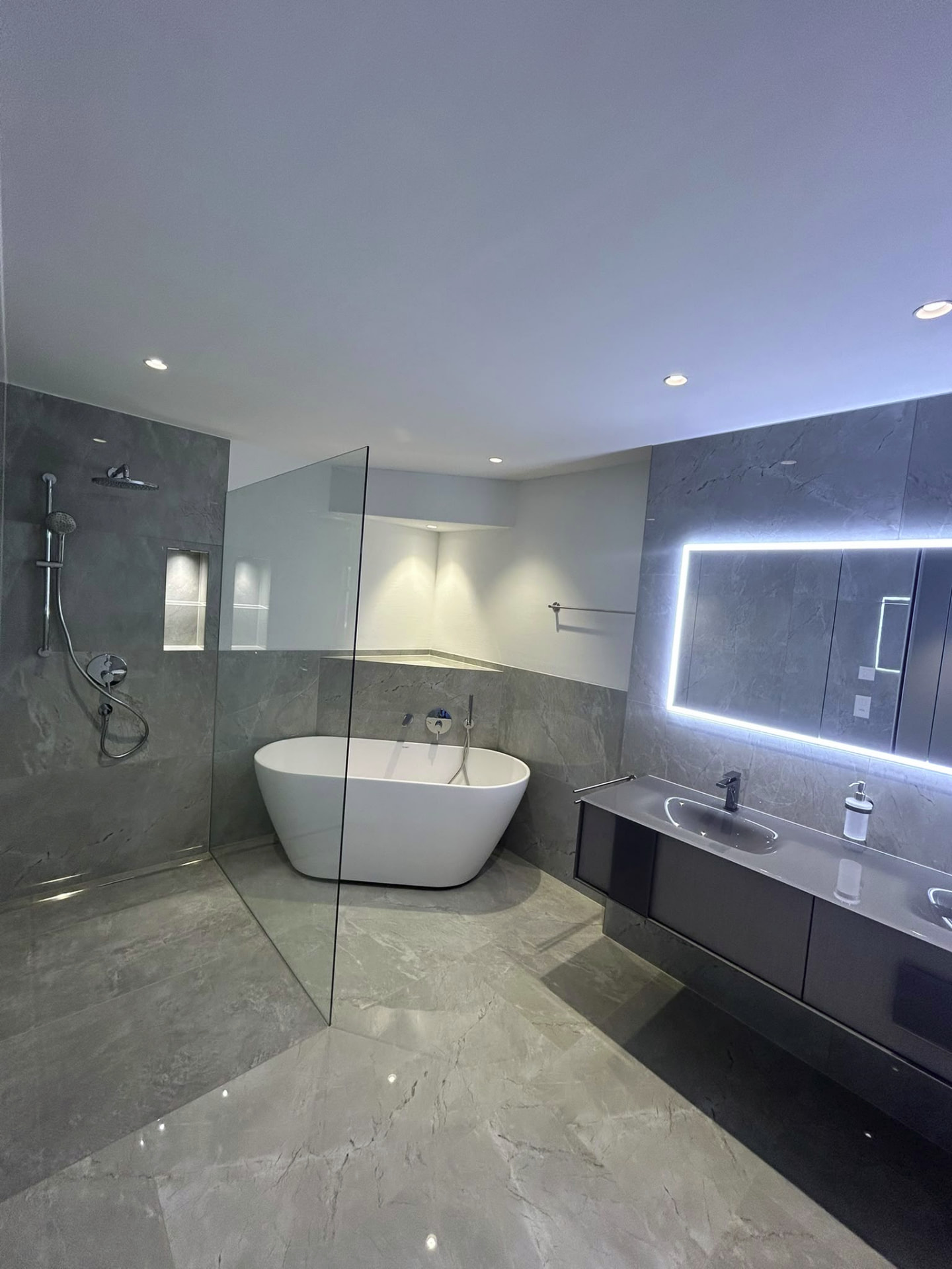 Badezimmer mit freistehender Wanne