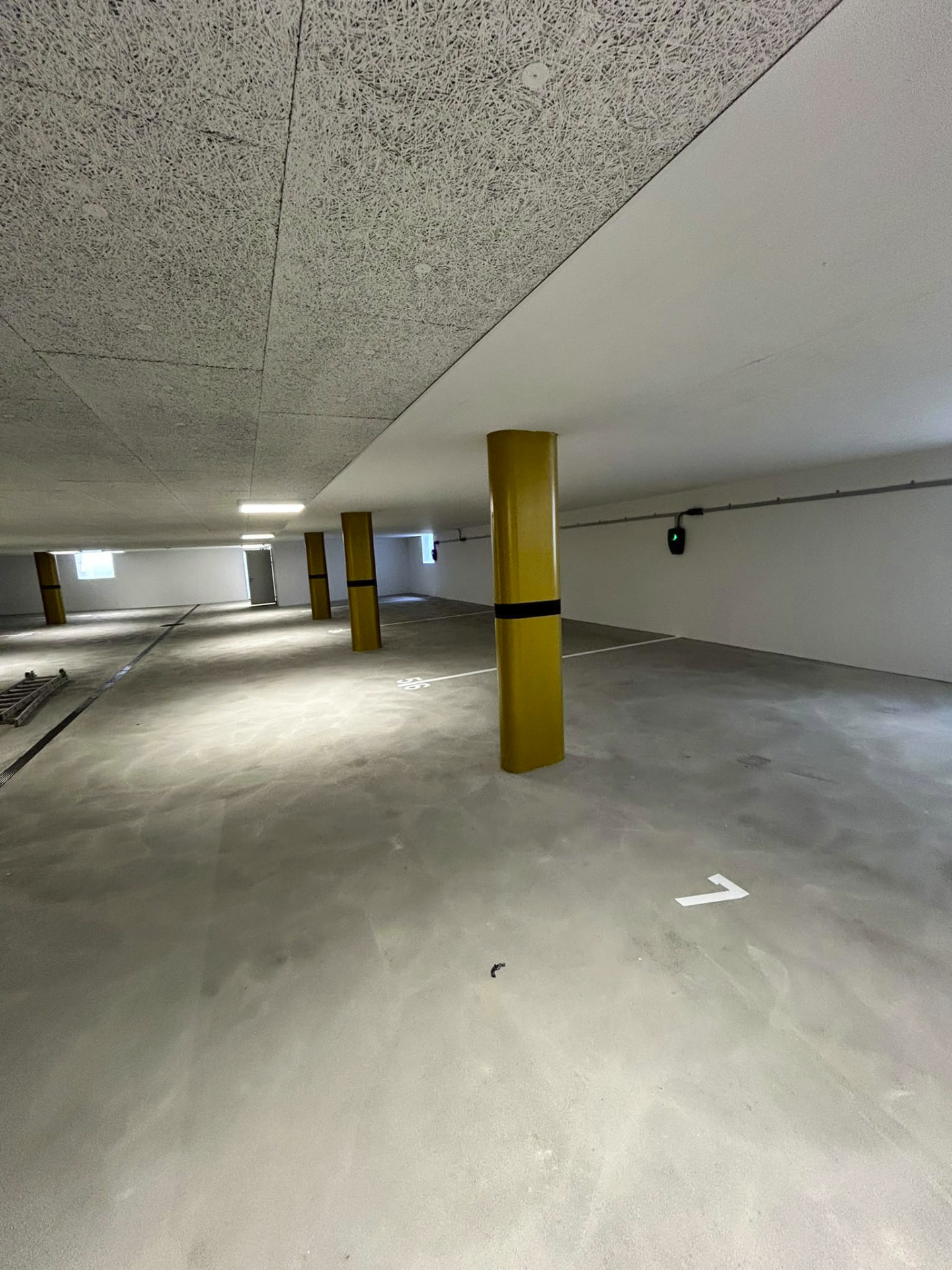 Tiefgarage mit Akustikdecke