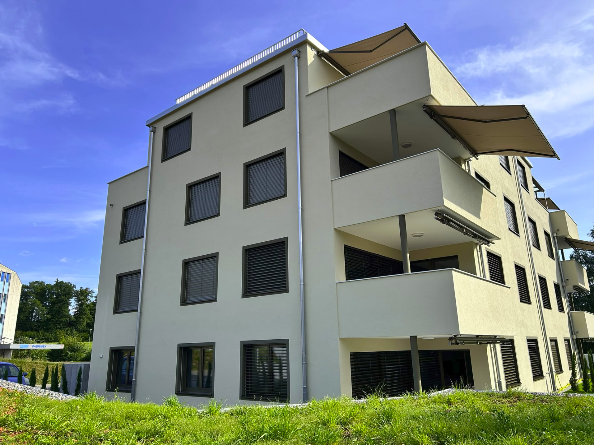 Gebäudeecke mit Balkonen