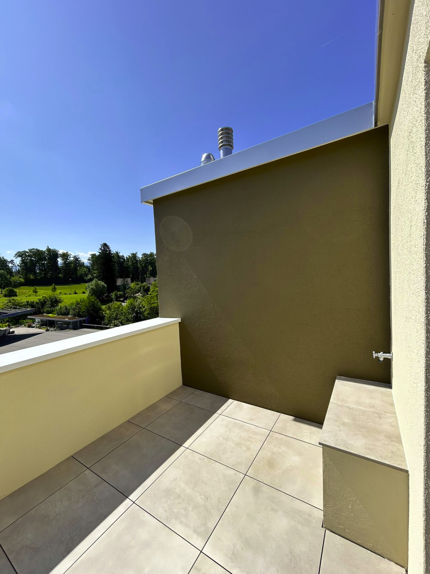 Farbakzent an der Terrassenwand