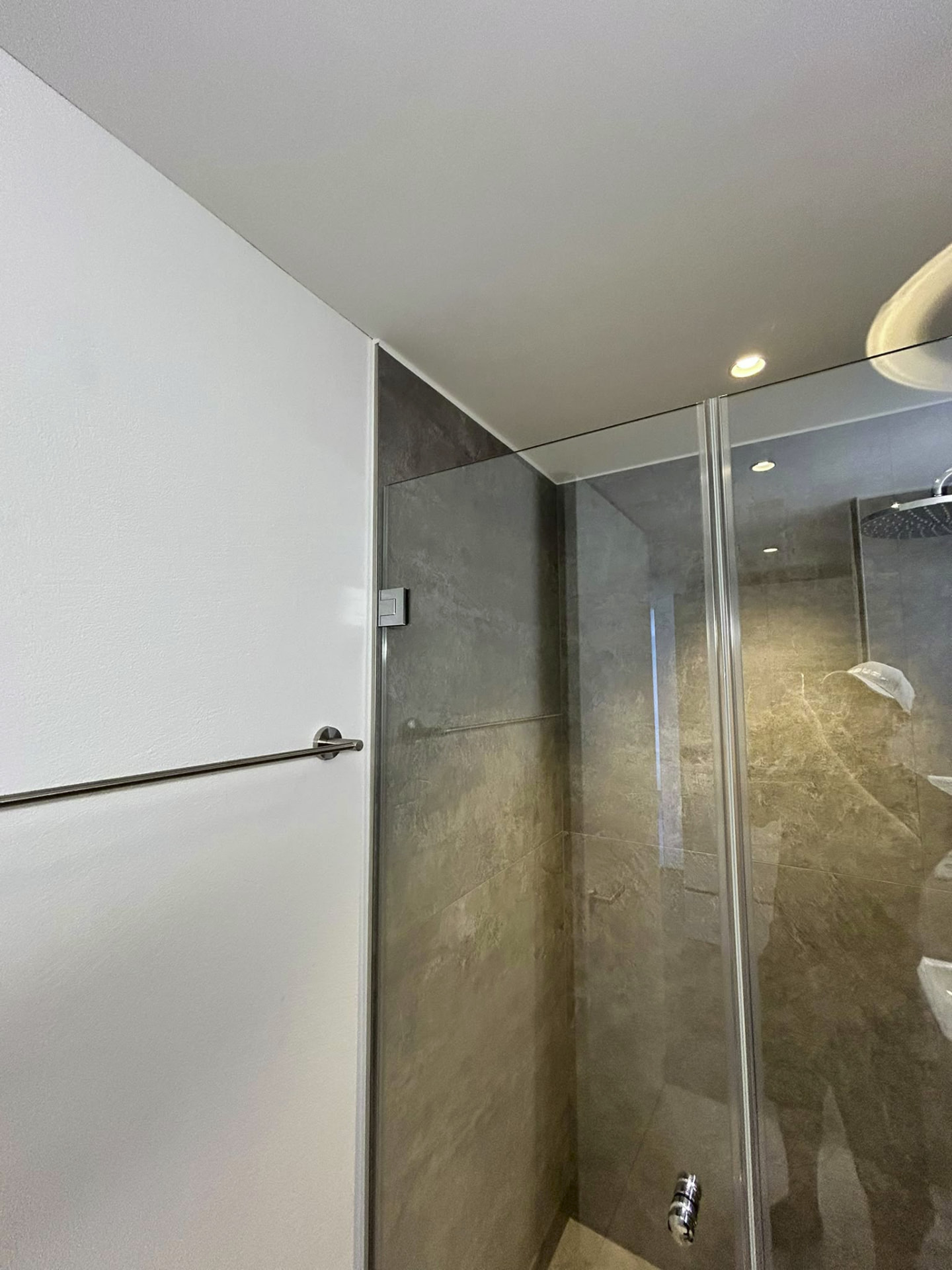 Dusche mit Glasabtrennung