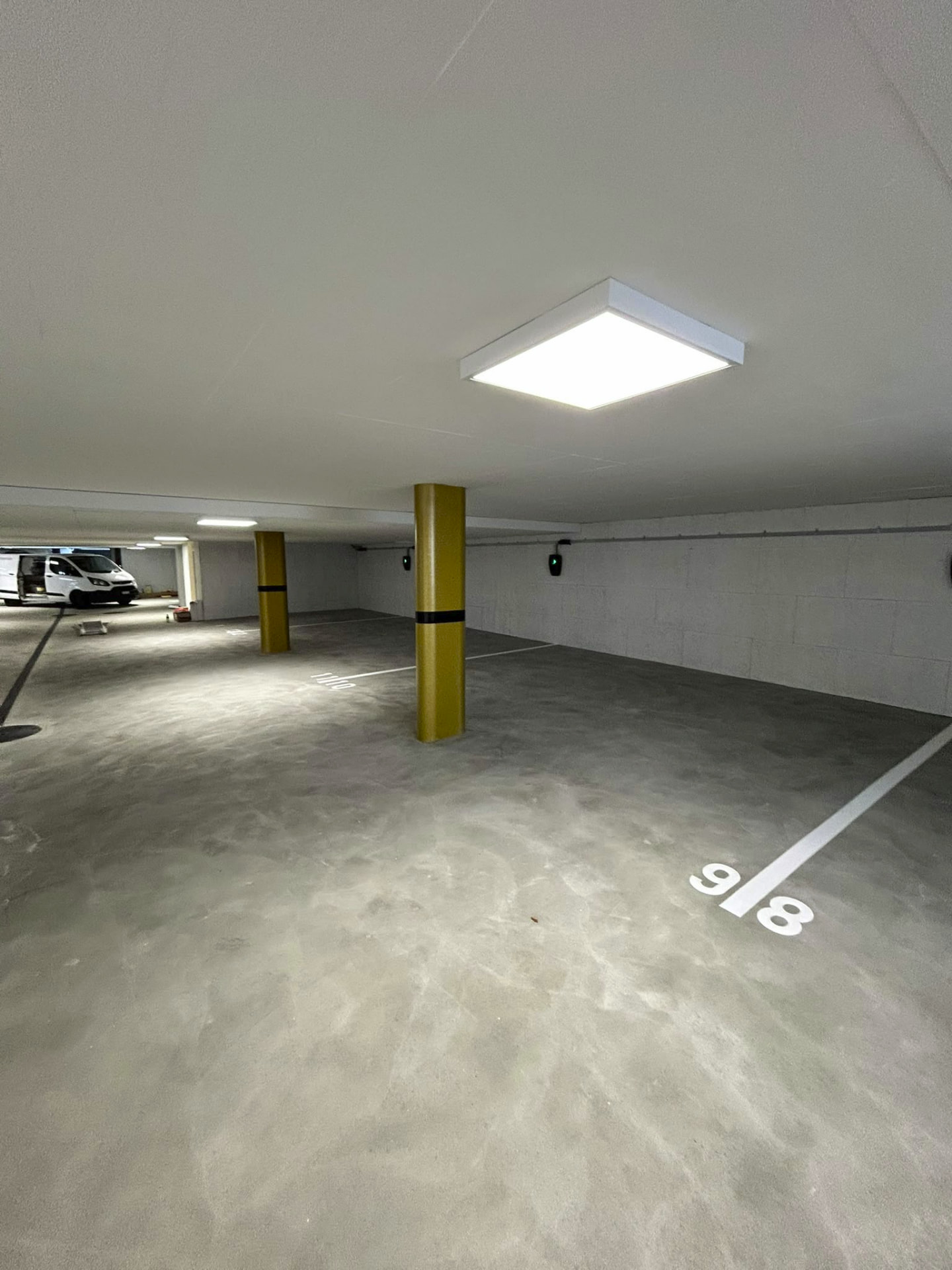 Tiefgarage mit markierten Parkfeldern