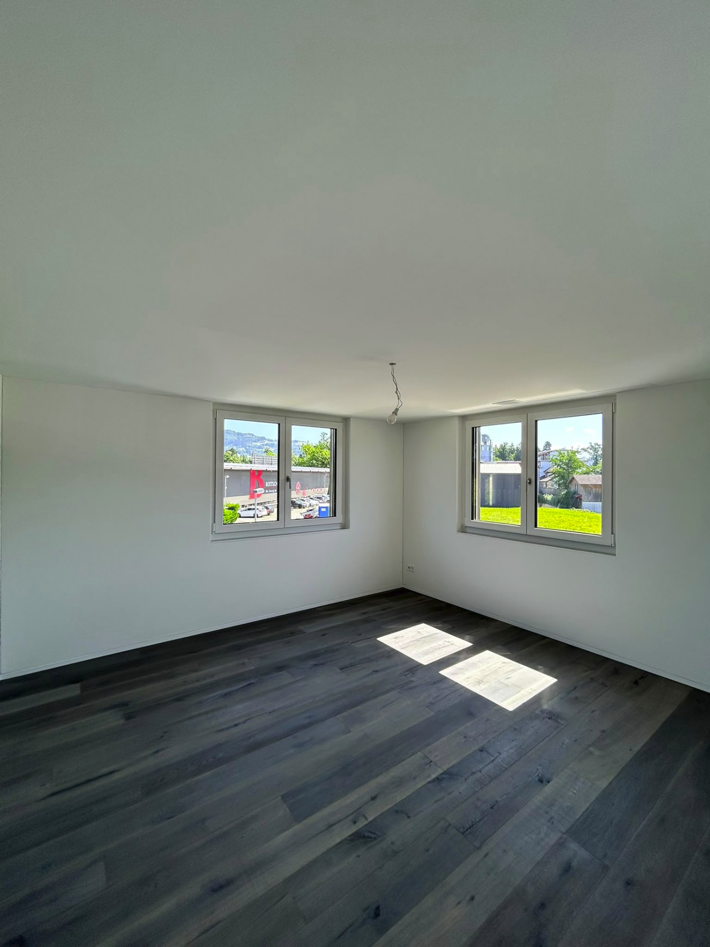 Helles Zimmer mit Eckfenstern