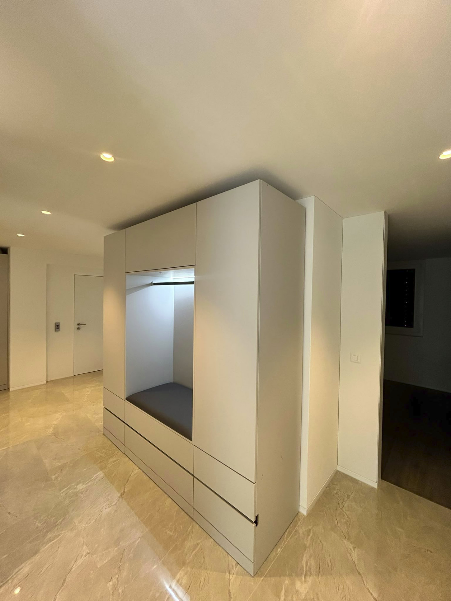 Garderobe im Korridor
