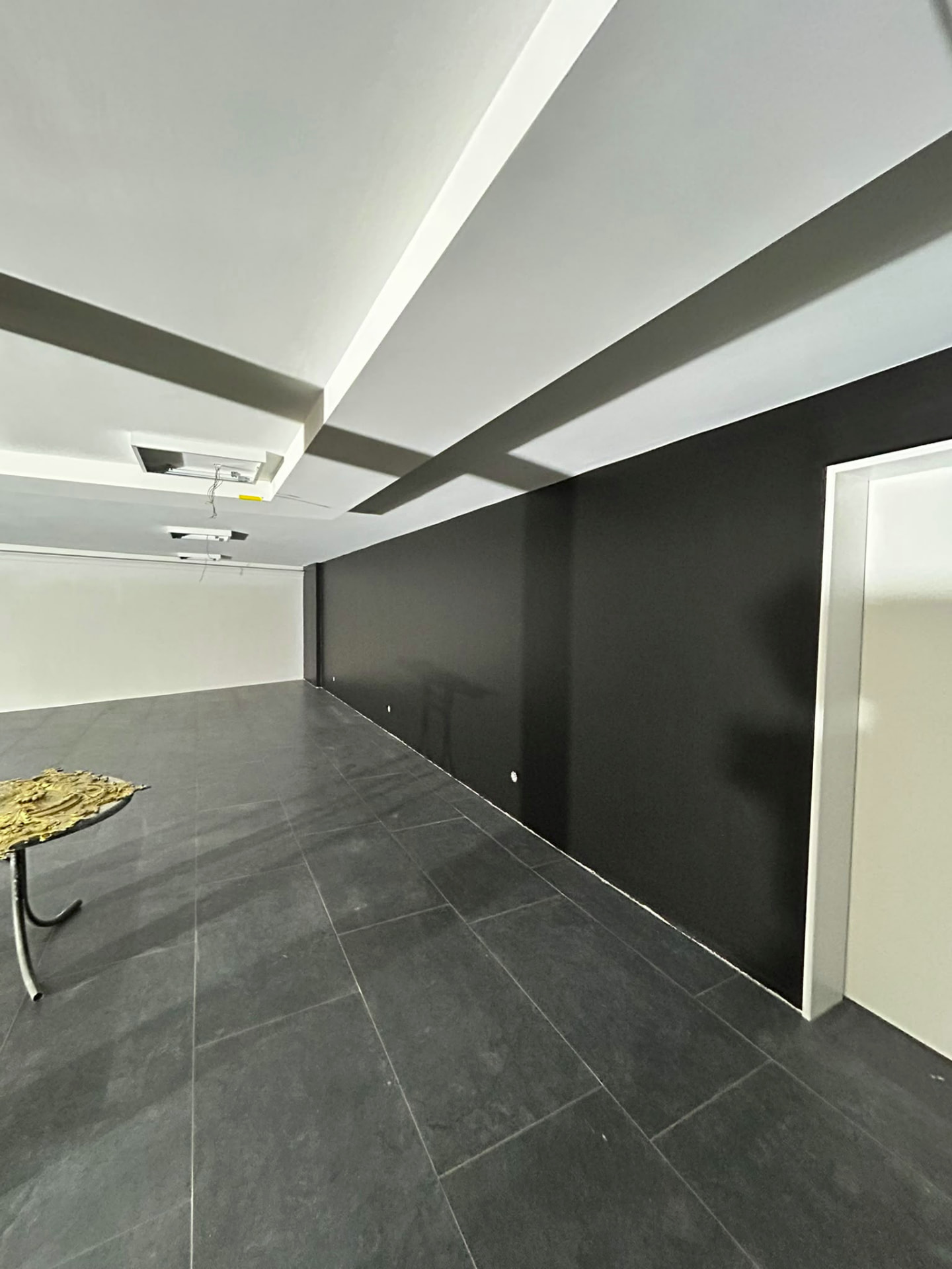 Tiefgarage mit dunkler Akzentwand