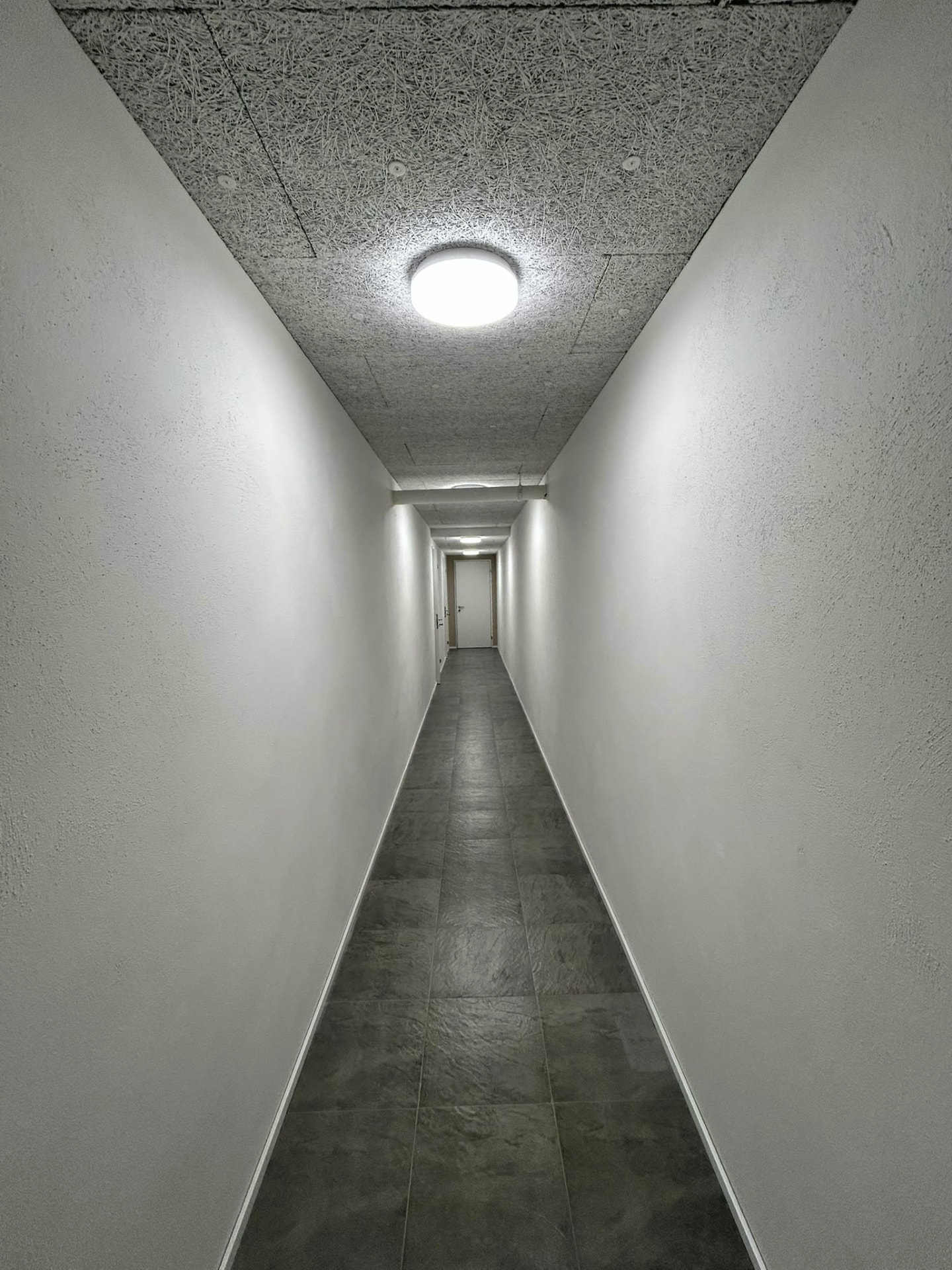 Kellerkorridor mit Akustikdecke
