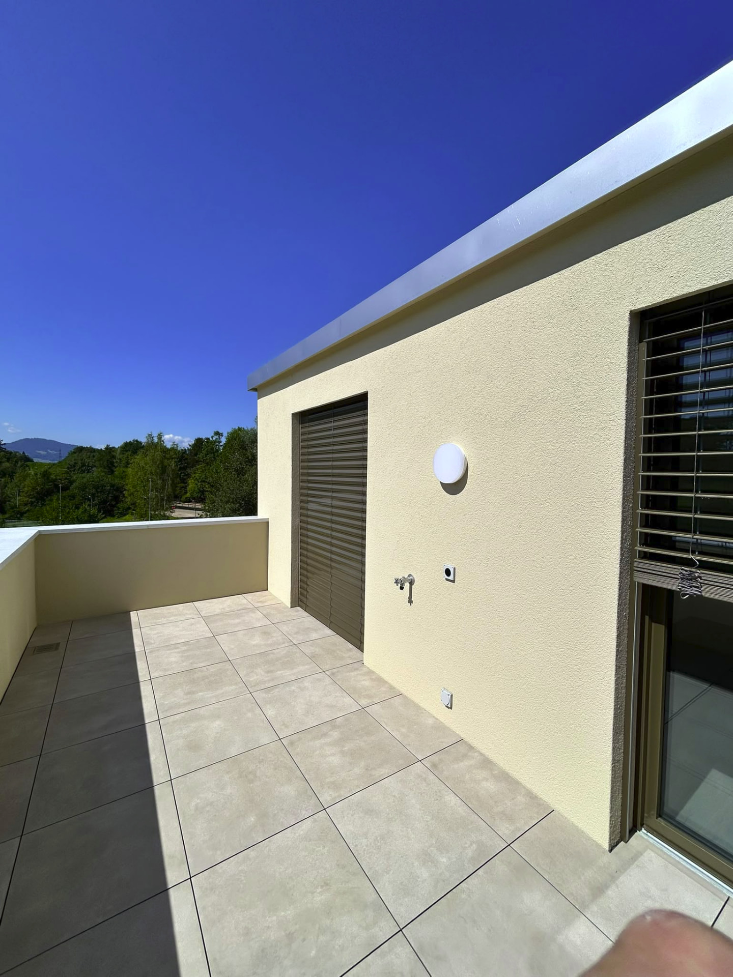 Verputzte Aussenwand mit Terrassenbelag