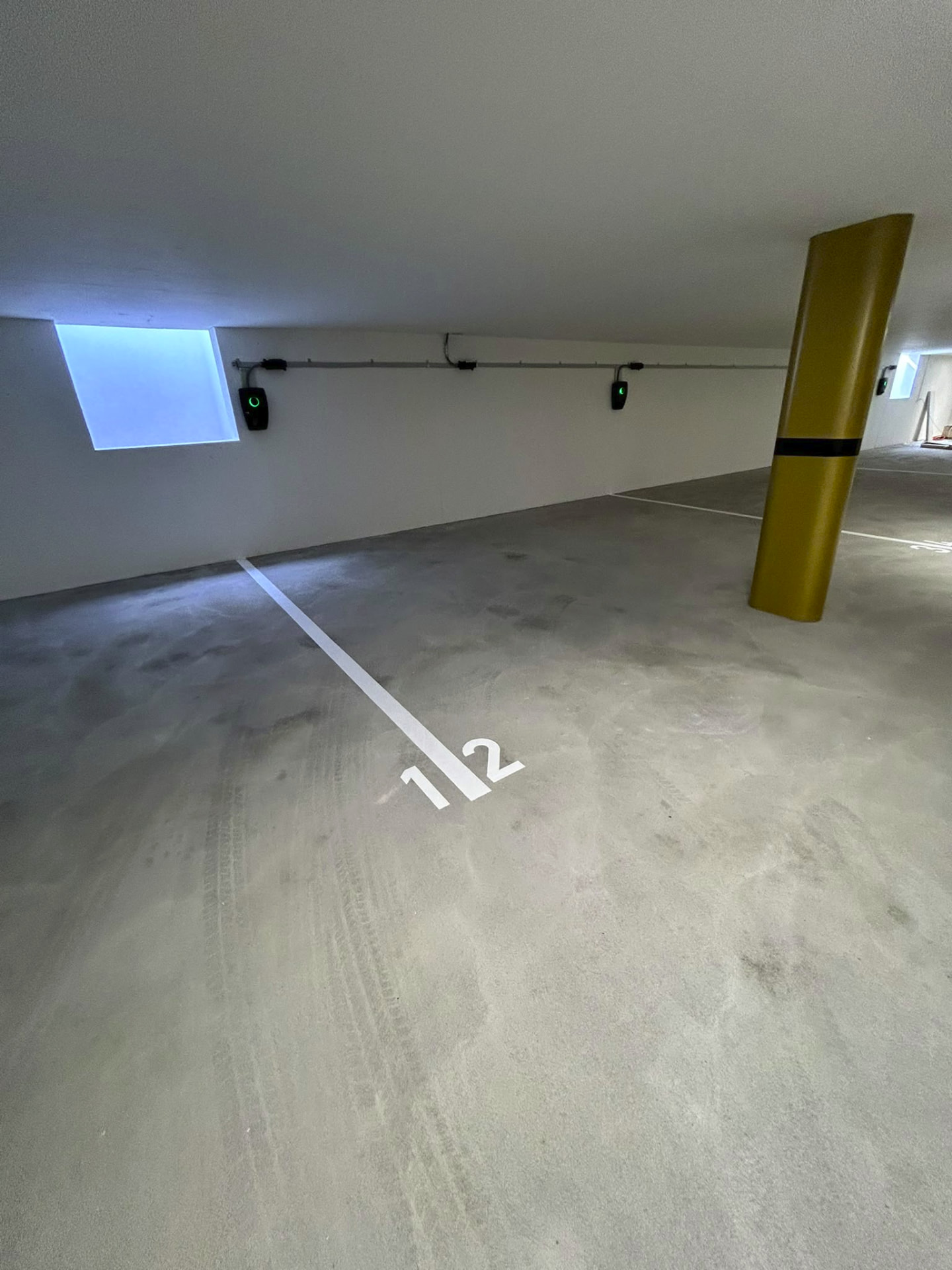 Parkplatz mit Wandladestationen