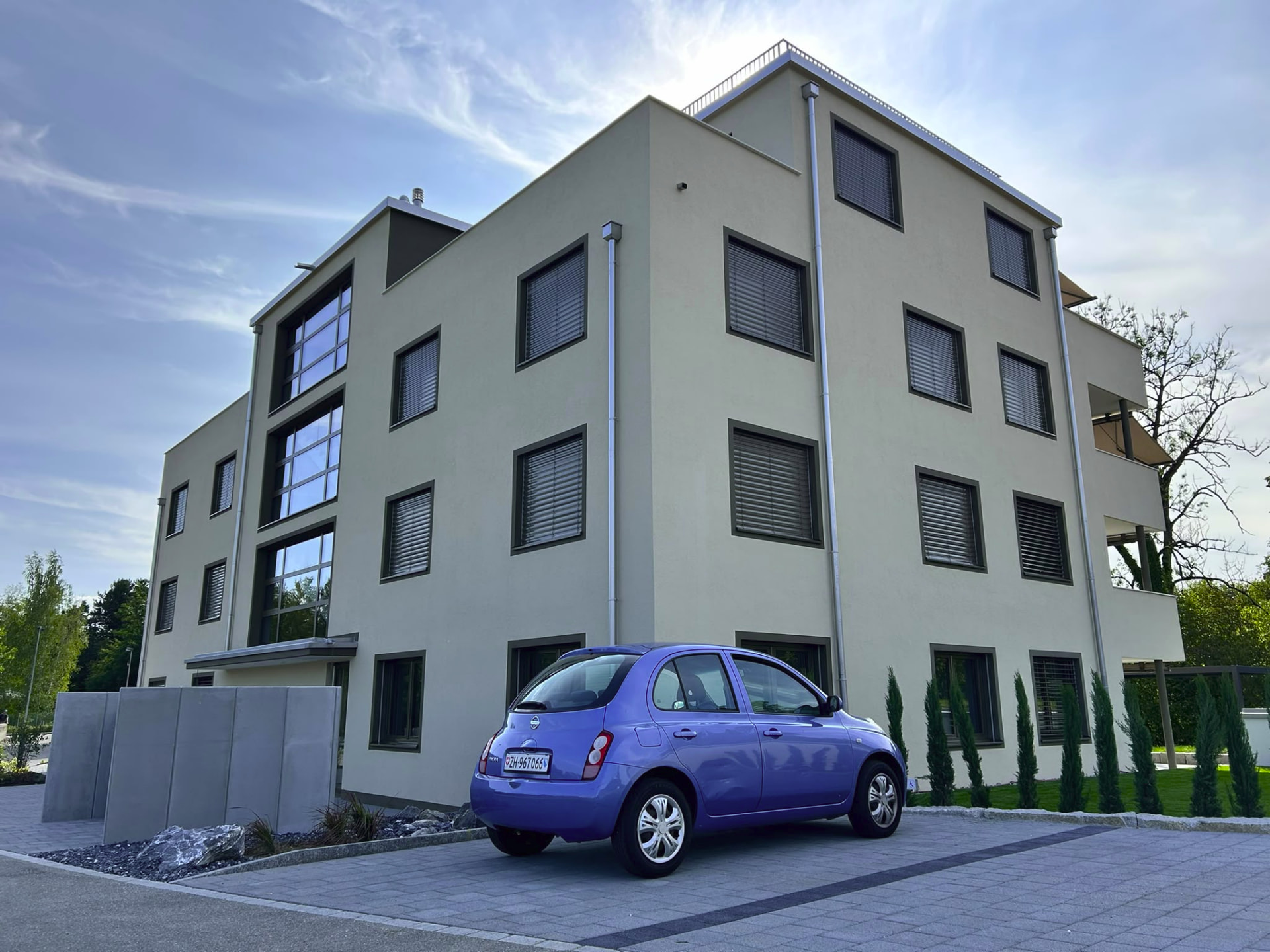 Fassade mit Vorplatz