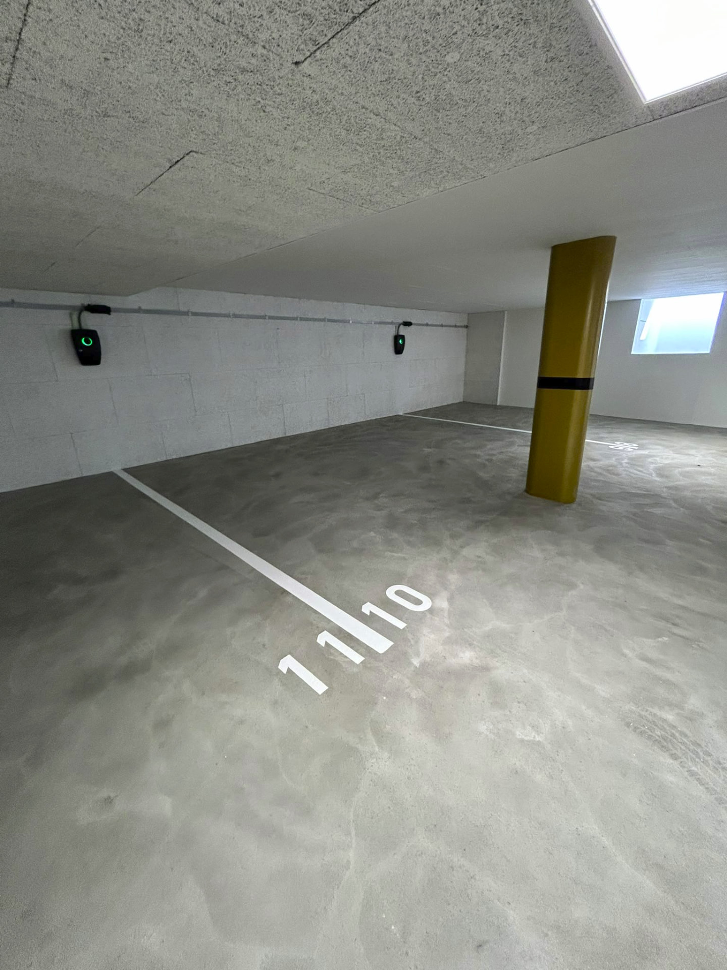 Tiefgarage mit Ladestationen